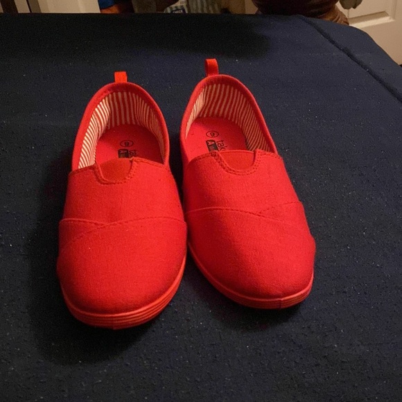 Red canvas shoes - Picture 2 of 8